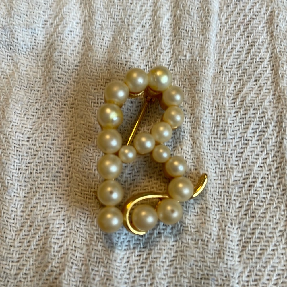 Marvella Pearl B brooch
